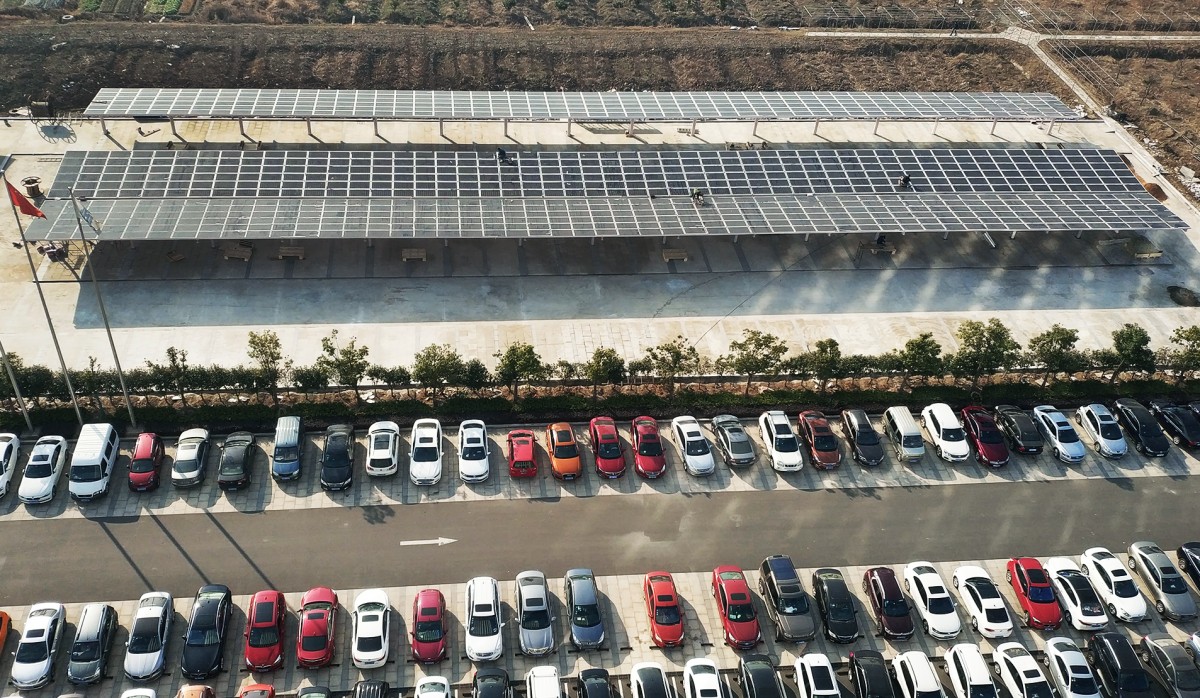 建成我市首个光伏停车场(图1)
